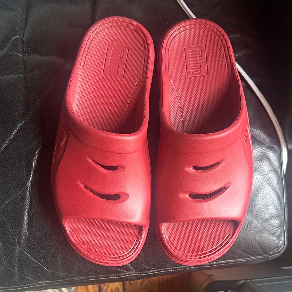 FitFlop Red Slip-On Clog Mules — Size 10, Worn Only 3 Times 🍒